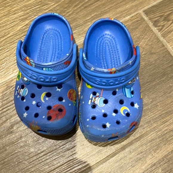 CROCS Other - Crocs boys blue planet design size 6-7